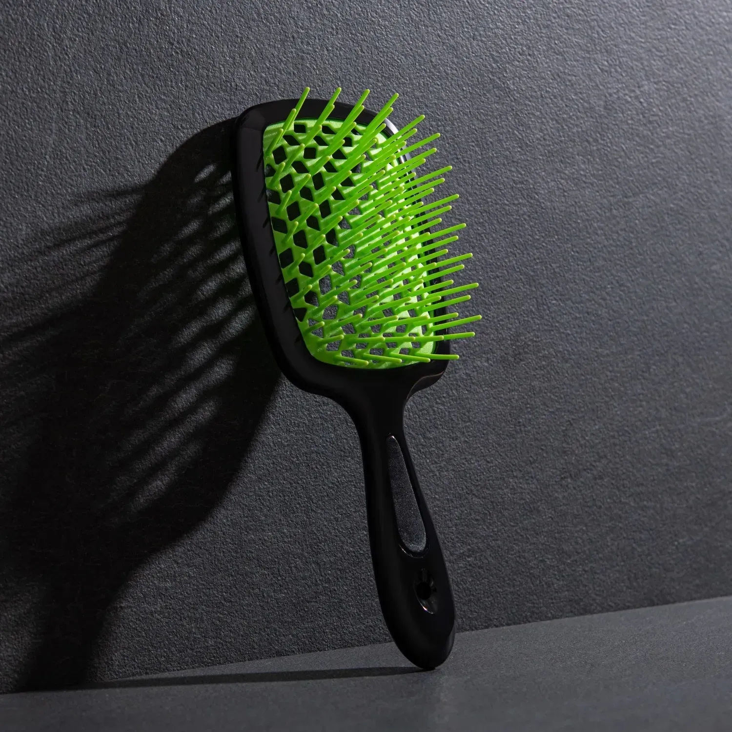 Щётка Hollow Comb Superbrush Plus Black-Green, использование на влажных волосах